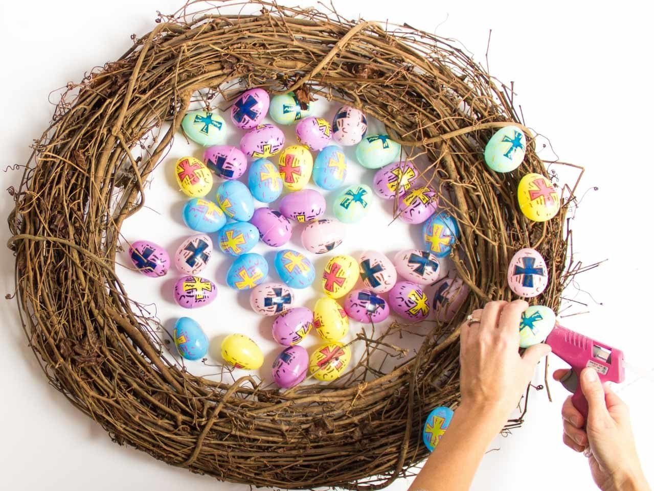 How do you make a simple Easter wreath